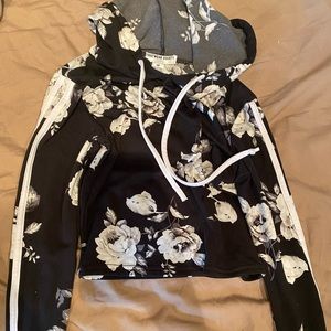 Cute and trendy cropped set size small